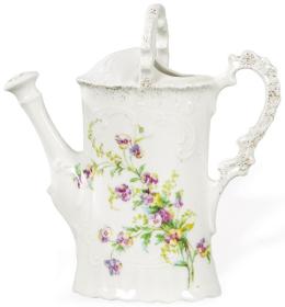 Lote 208: Regadera en porcelana, emaltada en blanco con decoración de flores pintadas