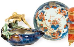 Lote 209: Pequeño recipiente de loza china policromada con representación de mono, dos jarrones pequeños chinos y pequeño plato tipo Imari de porcelana de Compañía de Indias S. XVIII