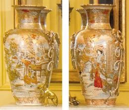 Lote 228: Pareja de jarrones japones de ceramica de satsuma, Periodo Meiji (1868 - 1912)