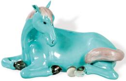 Lote 242: Caballo  tumbado de porcelana china policroma S. XX