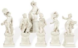 Lote 244: Conjunto de figuras de ángeles y niños en porcelana esmaltada en blanco. Siglo XX.