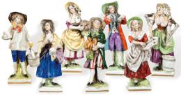 Lote 247: Conjunto de siete pequeñas figuras de campesinos en porcelana de Capodimonte. Con marca en la base.