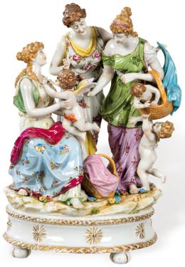 Lote 248: Grupo mitológico en porcelana pintada y esmaltada. Con tres figuras femeninas y puttis (un ala rota). Marca en la base. Siglo XIX.