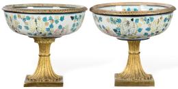 Lote 252: Pareja de centros de mesa de porcelana esmaltada decorada con motivos de flores y hojas (uno de ellos necesita restauración).