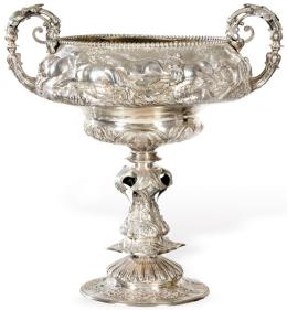 Lote 254: Copa trofeo victoriana de plata inglesa punzonada ley Sterling de Robert Henell III, Londres 1862.