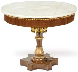 Lote 290: Mesa velador con tapa circular de mármol blanco sobre pedestal en madera de caoba con decoración vegetal tallada y dorada, sobre plataforma de lados cóncavos. Siglo XX.