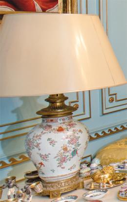 Lote 294: Pareja de lámparas de mesa de porcelana china con esmaltes policromos y montura de bronce. S.XIX