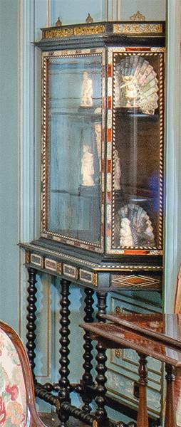 Lote 296: Escaparate estilo Carlos II en madera de nogal ebonizada. Con puerta abatible enmarcada por decoraciones en carey y hueso. Sobre bufete de patas denticulares unidas. España, segunda mitad del siglo XIX.