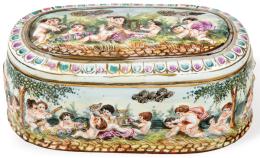 Lote 310: Caja en porcelana esmaltada de Capodimonte. Con marca en la base. Siglo XX.