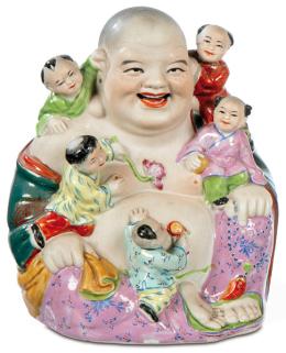 Lote 323: Figura de Ho-Shang en biscuit pintado, China h. 1970