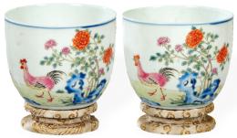 Lote 325: Pareja de vasos de porceana china con esmaltes polícromos con decoración de gallos y texto en caracteres chinos