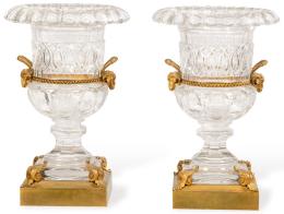 Lote 364: Pareja de anforas de cristal tallado, posiblemente Baccarat con montura de bronce dorado, Francia S. XIX