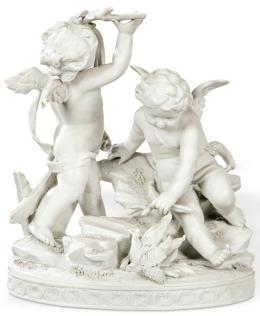 Lote 367: Grupo escultórico de putti jugando en porcelana de biscuit