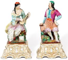 Lote 369: Pareja de botellas aromática al estilo de Jacob Petit con forma de dos figuras de griegos tradicionales en porcelana policromada y parcialmente dorada. Finales del siglo XIX.