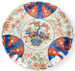 Lote 376: Plato japonés de porcelana Imari, Periodo Meiji (1868-1912)