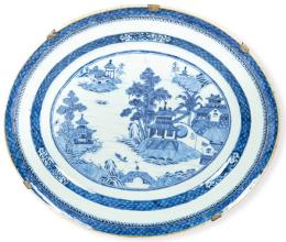 Lote 378: Bandeja oval de porcelana de Compañia de Indias azul y blanca, Dinastia Qing, época de Quianlong (1736- 1795)