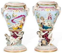 Lote 387: Pareja de jarrones en porcelana de Capodimonte con marca en la base y con escenas clásicas. Italia, siglo XIX.