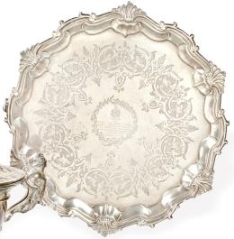 Lote 392: Salvilla de plata inglesa punzonada Ley Sterling de William Peaston, Londres 1752.