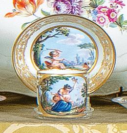 Lote 426: Plato con taza en porcelana de Limoges esmaltada y dorada con escena de Cupido. Toma de referencia una obra de Charles Nicolas Dodin de 1778, hoy en el Museo de Artes Decorativas de París.