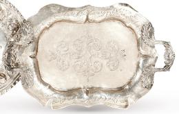 Lote 45: Pequeña bandeja rectangular de dos asas de plata española punzonada de Antonio Castejón y Cristobal Jose de Leon. Cordoba 1879