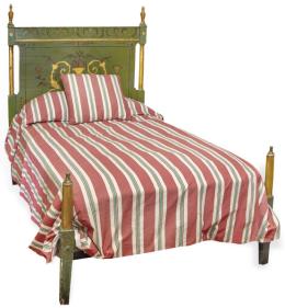 Lote 545: Cama en madera pintada con flores.