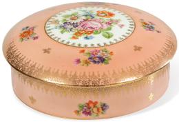 Lote 565: Caja en porcelana rosa de Limoges con motivos de flores.