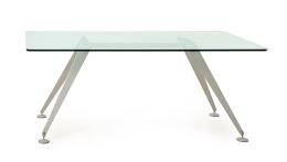 Lote 1309: Mesa modelo Alunita de Llusca, con tapa rectangular de vidrio templado, sobre estructura realizada en aluminio inyectado, en forma de triángulo isósceles invertido, unidas por un travesaño cilíndrico, mediante un sistema de mordaza. <br>Año 2000