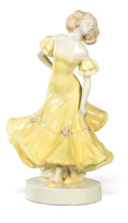 Lote 1325: Figura en porcelana de Goldscheider representando una joven con vestido amarillo. Con sello en la base<br>Austria, hacia 1930.