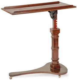 Lote 91: Mesa-atril, regulado en altura y reclinable victoriana en madera de caoba sobre pedestal torneado y plataforma de lados cóncavos. Inglaterra, segunda mitad del siglo XIX.