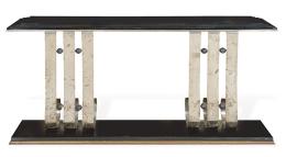 Lote 1338: Consola rectangular Art decó, con tapa y base en madera lacada en negro, sobre estructura en metal cromado formado por pedestales en forma de volutas unidas por bolas.