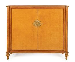 Lote 1341: Jules Leleu (1883 - 1961)<br>Cabinet en madera satinada con decoración de "parquet", con dos puertas abatibles flanqueadas por columnas y patas torneadas. Con escudo de cerradura embutido en latón y niquel. Firmado en el interior.