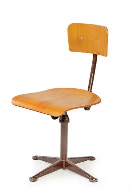 Lote 1343: Silla de oficina giratoria, años 50<br>Silla de oficina giratoria con asiento alto y respaldo regulable.