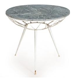 Lote 1351: Mesa de jardín con tapa circular de mármol gris (borde roto), sobre estructura de metal pintado en blanco.<br>Años 50