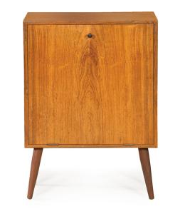 Lote 1393<br>Mueble bar en madera de palisandro, con tapa frontal abatible que al abrirse, revela un interior con dos compartimentos. Sobre patas cónicas.<br>Dinamarca, años 60