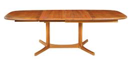 Lote 1394<br>Mesa de comedor extensible con dos hojas en madera de teca fabricada por Dyrlund con patas en T