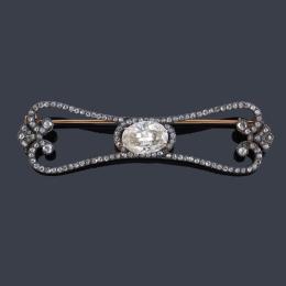 Lote 2002: CARTIER, París<br>Importante broche con diamante central talla oval de aprox. 5,95 ct con diseño orlado con diamantes talla rosa. Finales S. XIX.