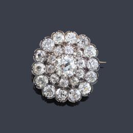 Lote 2004<br>Broche - rosetón con diamantes talla antigua y diamante central 'old cushion' de aprox. 13,25 en total. Ppios S. XIX.