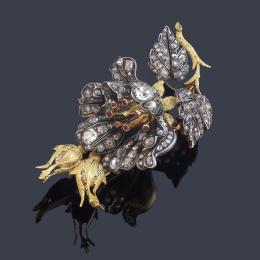 Lote 2008<br>Broche floral con diamantes talla antigua y 'old cushion' de aprox. 3,90 ct en total. S. XIX.