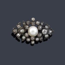 Lote 2012<br>Broche con perla central de aprox. 6,65 mm con diamantes talla antigua. Finales del S. XIX.