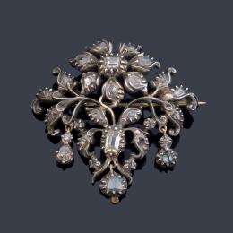 Lote 2020: Broche con diseño de 'Bouquet Floral' con diamantes talla tabla y rosa. Portugal S. XVIII.