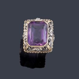 Lote 2021: Anillo con amatista central facetada de aprox. 10,25 ct y diamantes talla rosa.