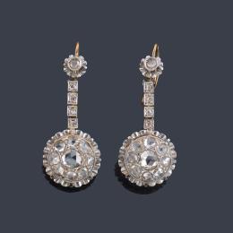 Lote 2027: Pendientes largos con diamantes talla rosa de aprox. 1,10 ct en total. Finales S. XIX. Con estuche.