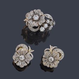 Lote 2028: Pendientes cortos y anillo con motivo floral con diamantes talla brillante y rosa de aprox. 1,05 ct en total.