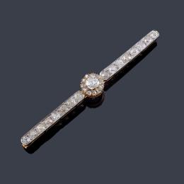 Lote 2031: Broche - barrita con diamantes talla holandesa y antigua de aprox. 2,08 ct en total. Años '30.