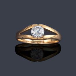 Lote 2032: Anillo con diamante talla antigua de aprox. 0,60 ct en montura de oro amarillo de 18K.