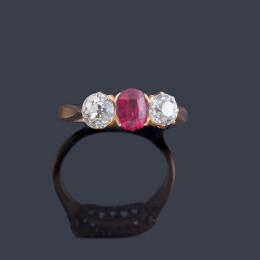 Lote 2034: Anillo con espinela rosa natural talla oval de aprox. 0,70 ct y dos diamantes talla antigua de aprox. 0,60 ct en total. S. XIX.