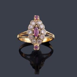 Lote 2040<br>Anillo lanzadera con rubí talla marquís y orla de diamantes talla rosa en montura de oro amarillo de 18K. S. XIX.