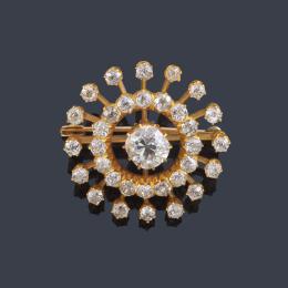 Lote 2041<br>Broche circular con diamantes talla antigua de aprox. 3,65 ct en total. S. XIX.