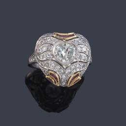 Lote 2049<br>Anillo con diseño en forma de corazón con diamante central de aprox. 0,90 ct y pavé de brillantes de aprox. 1,00 ct en total con rubíes calibrados.