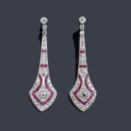 Lote 2051<br>Pendientes largos estilo 'art decó' con diamantes talla antigua y 8/8 de aprox. 2,40 ct en total y rubíes calibrados.